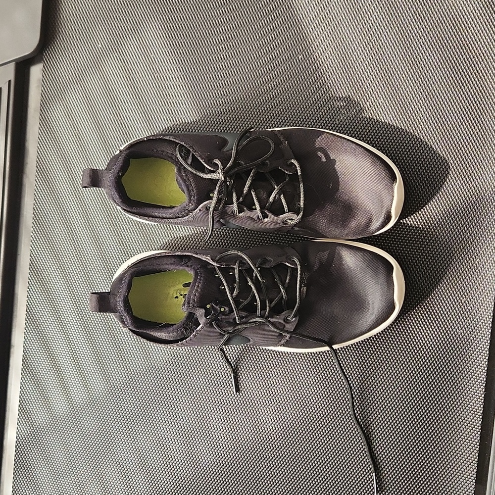 Sz 8.5 nike shoes